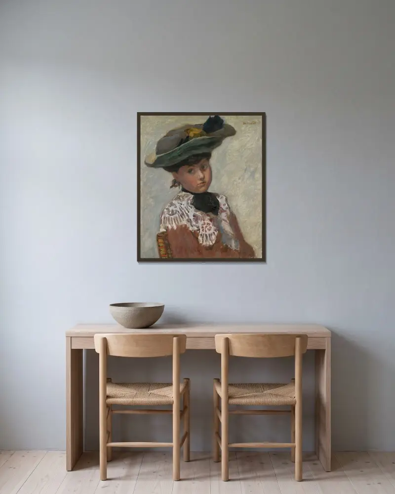 Porträtt av ung kvinna med hatt av Pierre Bonnard inramad på en vägg