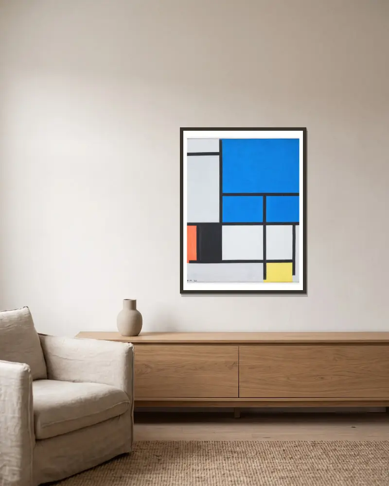 Komposition med stor blå yta, rött, svart, gult och grått av Piet Mondrian inramad på en vägg