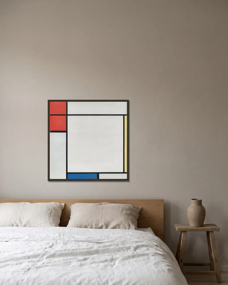 Komposition mit Rot, Gelb und Blau von Piet Mondrian gerahmt an einer Wand