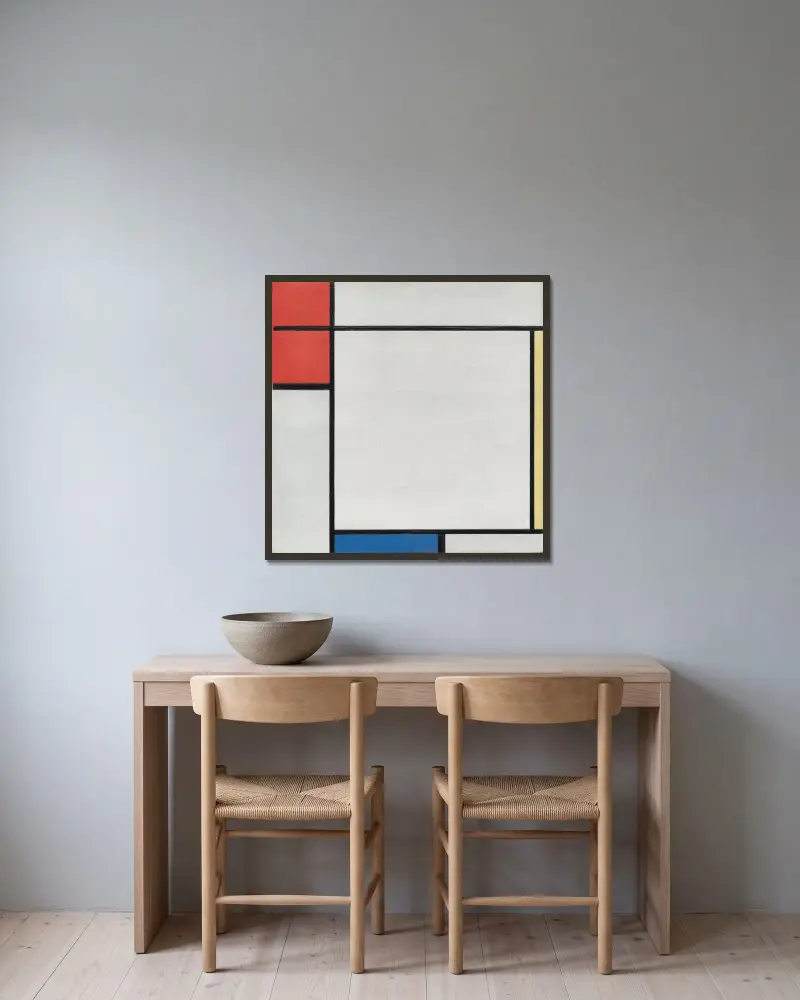 Komposition mit Rot, Gelb und Blau von Piet Mondrian gerahmt an einer Wand