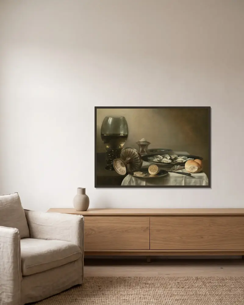 Ett stort roemer-glas, en omkullvält skål, ett saltkar, en delvis skivad citron, ostron, peppar, kniv och bröd på ett delvis draperat bord av Pieter Claesz inramad på en vägg