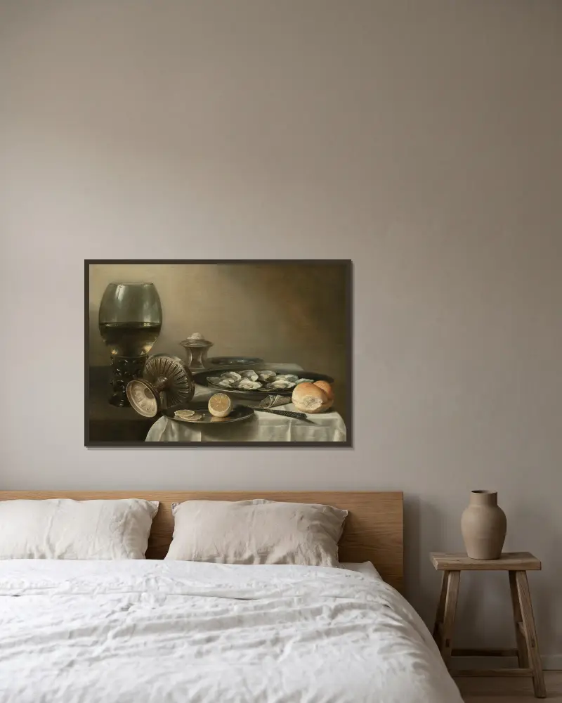 Ett stort roemer-glas, en omkullvält skål, ett saltkar, en delvis skivad citron, ostron, peppar, kniv och bröd på ett delvis draperat bord av Pieter Claesz inramad på en vägg