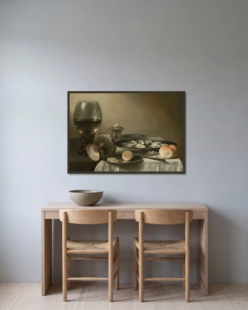 Ett stort roemer-glas, en omkullvält skål, ett saltkar, en delvis skivad citron, ostron, peppar, kniv och bröd på ett delvis draperat bord av Pieter Claesz inramad på en vägg