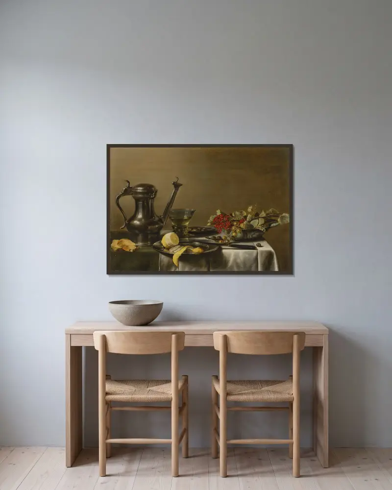 Eine geschälte Zitrone auf einem Zinnteller, ein Zinnkrug, ein Römer, Stachelbeeren und rote Johannisbeeren in einer Schale, ein Messer, auf einem teilweise drapierten Tisch von Pieter Claesz gerahmt an einer Wand