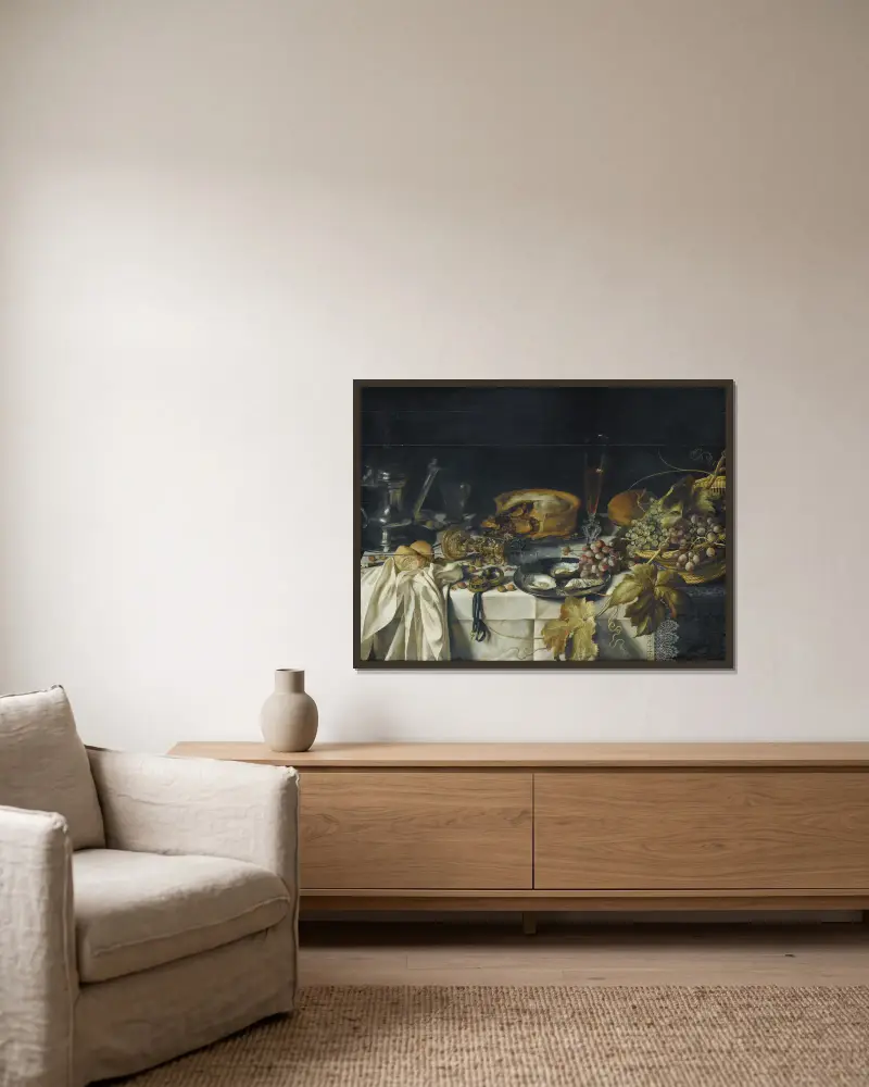 Stilleben med köttpastej, korg med druvor, tennkanna och fickur av Pieter Claesz inramad på en vägg