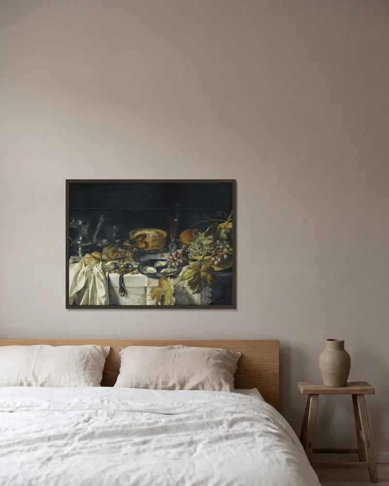 Stilleben med köttpastej, korg med druvor, tennkanna och fickur av Pieter Claesz inramad på en vägg