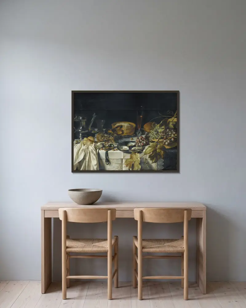 Stilleben med köttpastej, korg med druvor, tennkanna och fickur av Pieter Claesz inramad på en vägg