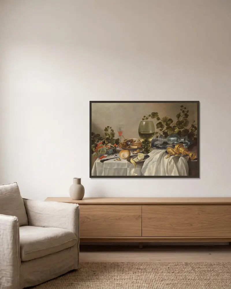 Frukost med silver och glas på ett draperat bord, med vinrankor, frukt och bakverk av Pieter Claesz inramad på en vägg