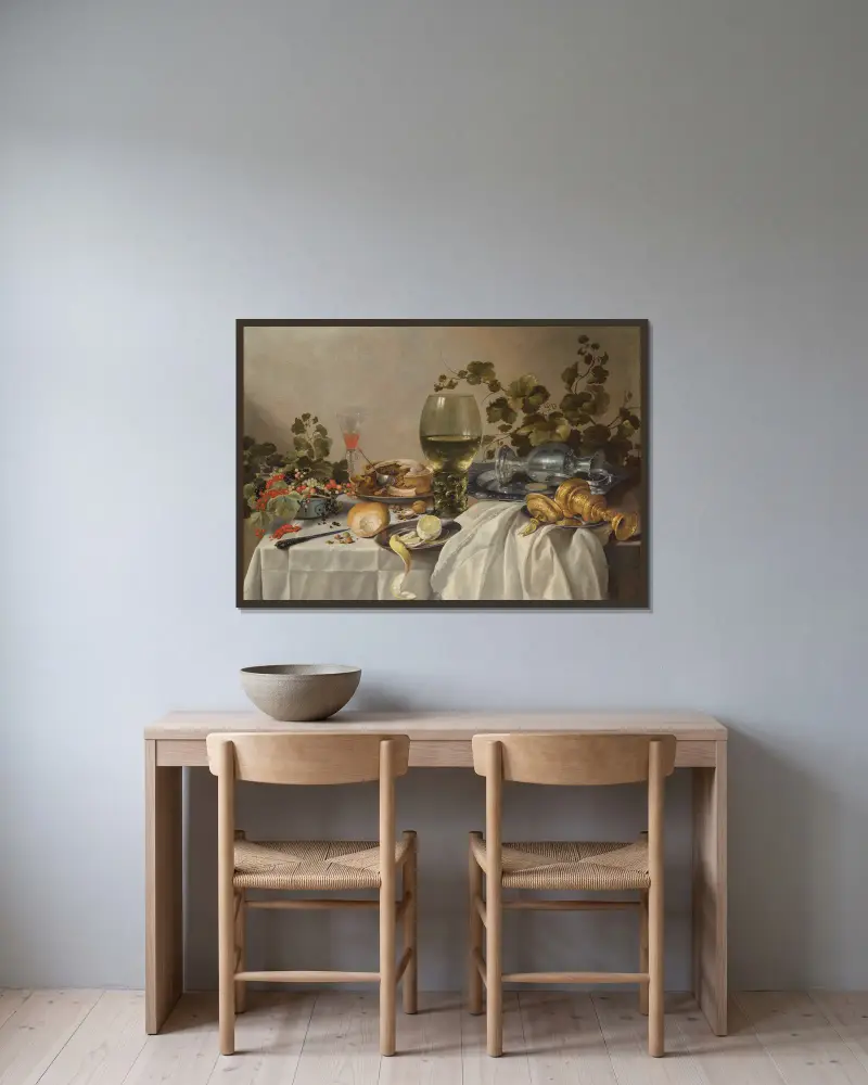 Frukost med silver och glas på ett draperat bord, med vinrankor, frukt och bakverk av Pieter Claesz inramad på en vägg