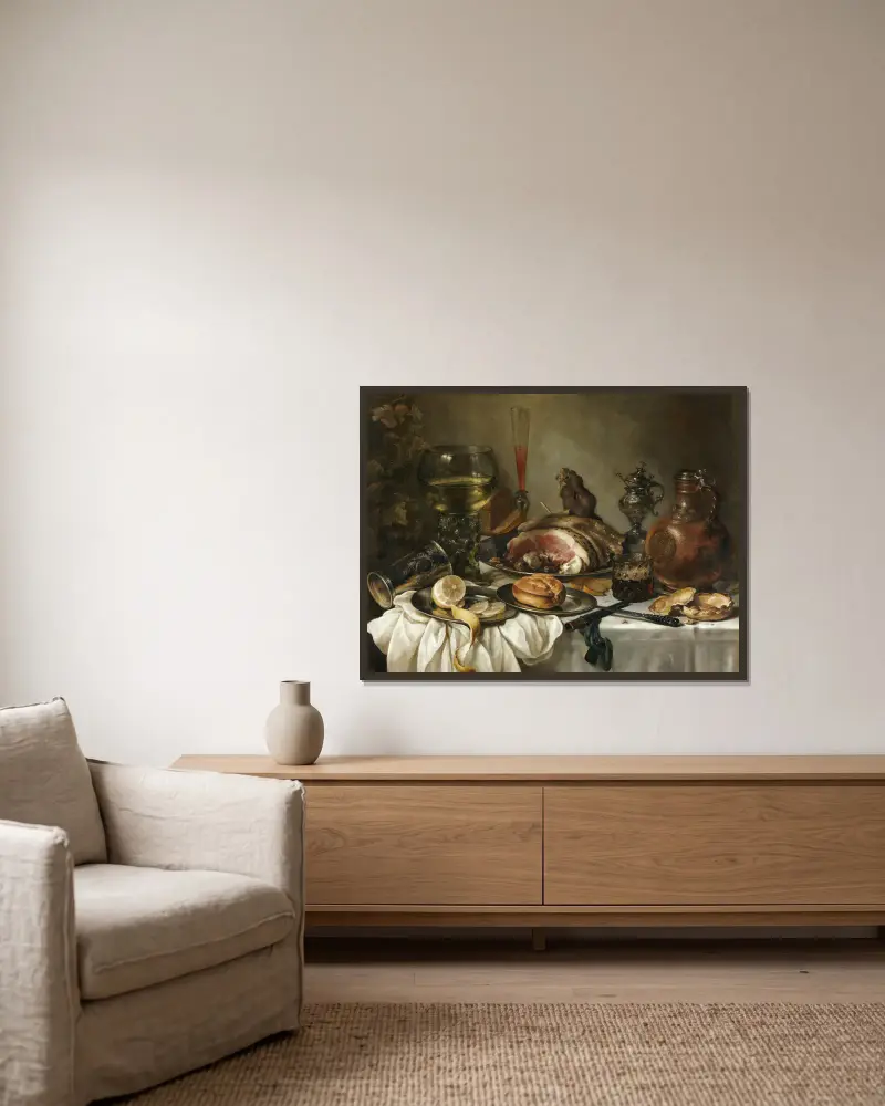 Stillleben mit einem Römer, einem irdenen Krug, einem umgestürzten Silberbecher, einem Schinken und anderen Gegenständen auf einer drapierten Tischplatte von Pieter Claesz gerahmt an einer Wand