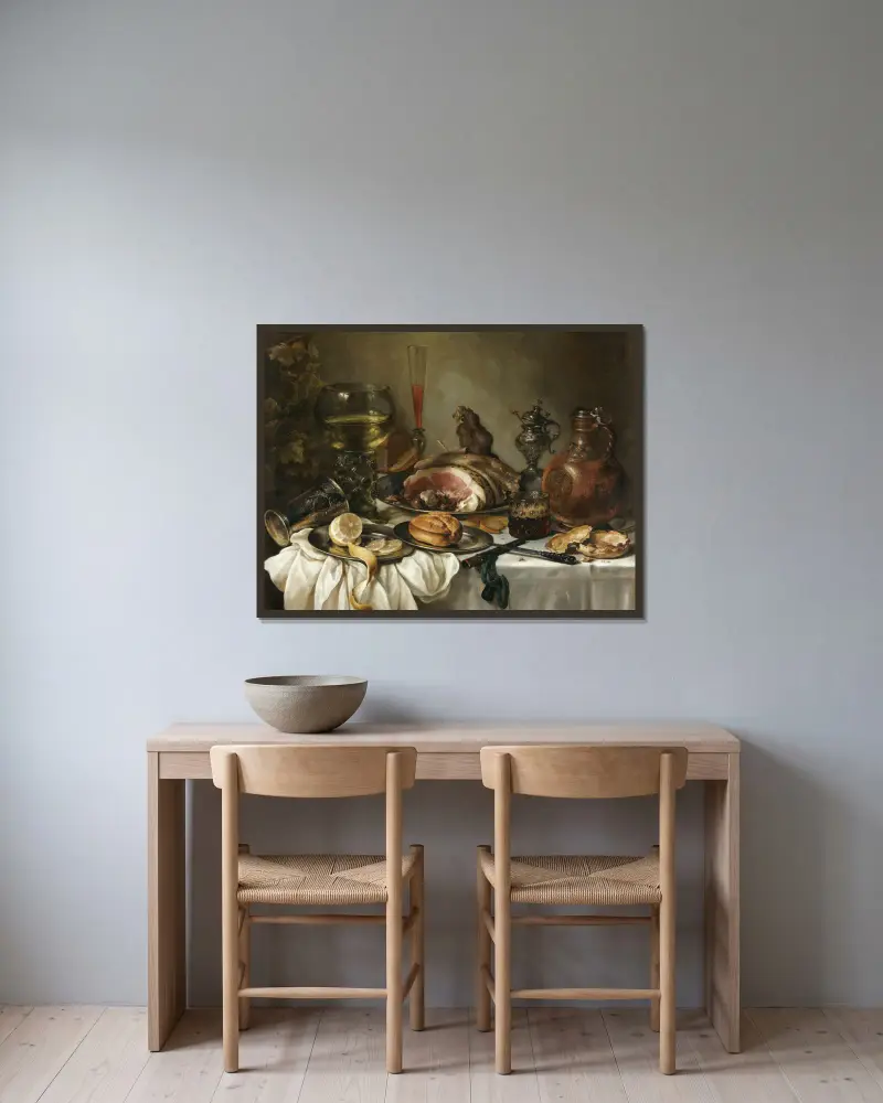 Stillleben mit einem Römer, einem irdenen Krug, einem umgestürzten Silberbecher, einem Schinken und anderen Gegenständen auf einer drapierten Tischplatte von Pieter Claesz gerahmt an einer Wand