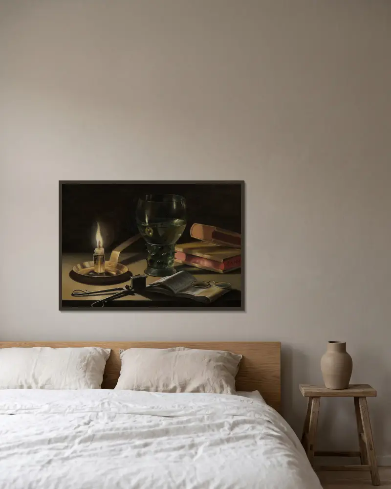 Stilleben med tänt ljus av Pieter Claesz inramad på en vägg