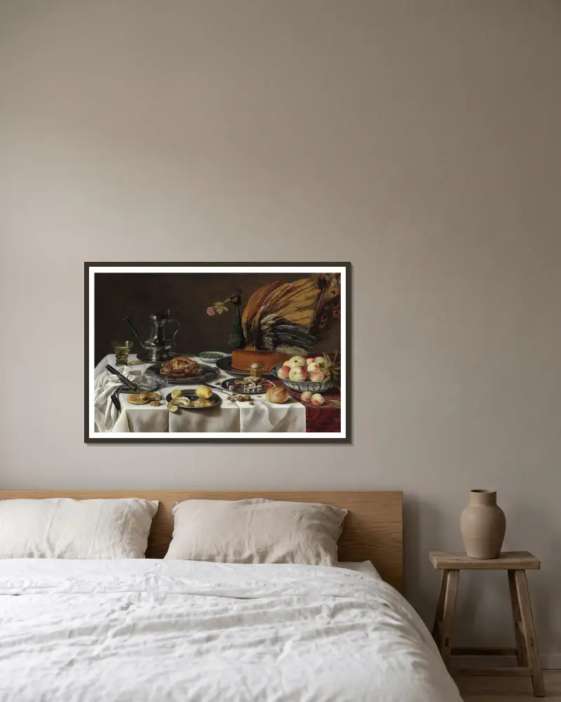 Stilleben med påfågelpaj av Pieter Claesz inramad på en vägg
