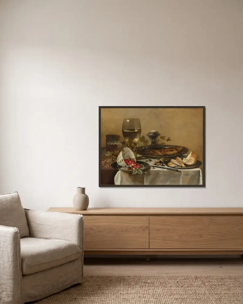 Stillleben mit Römer, geräuchertem Hering, Walnüssen, weißen Johannisbeeren und Walderdbeeren von Pieter Claesz gerahmt an einer Wand