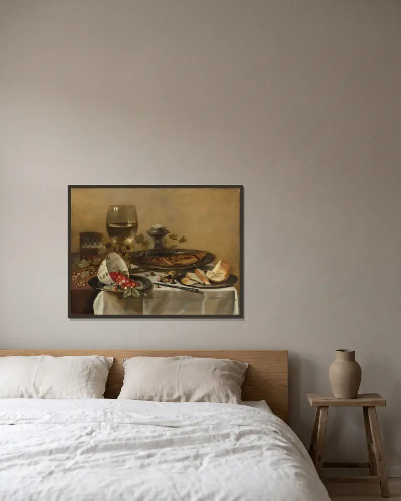 Stillleben mit Römer, geräuchertem Hering, Walnüssen, weißen Johannisbeeren und Walderdbeeren von Pieter Claesz gerahmt an einer Wand