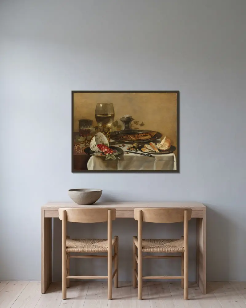 Stillleben mit Römer, geräuchertem Hering, Walnüssen, weißen Johannisbeeren und Walderdbeeren von Pieter Claesz gerahmt an einer Wand