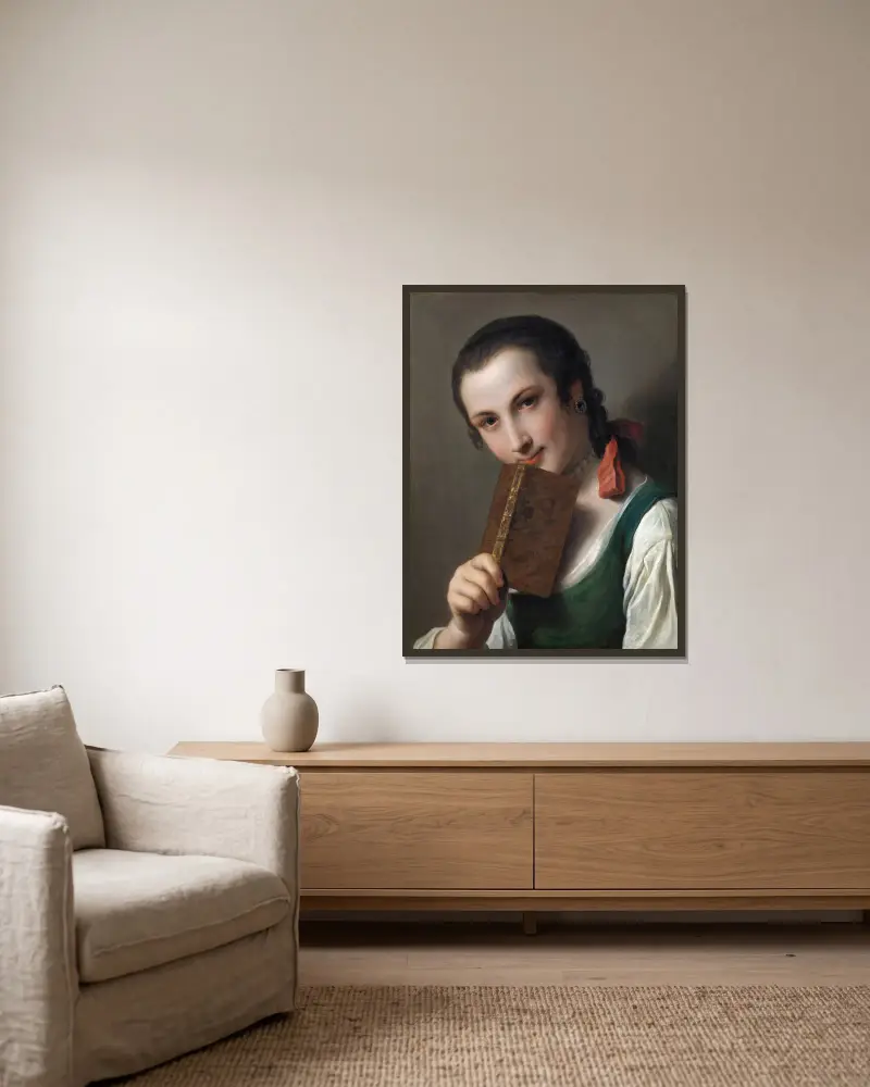 Junge Frau mit einem Buch von Pietro Rotari gerahmt an einer Wand