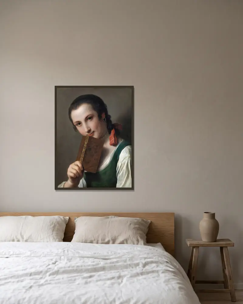 Junge Frau mit einem Buch von Pietro Rotari gerahmt an einer Wand