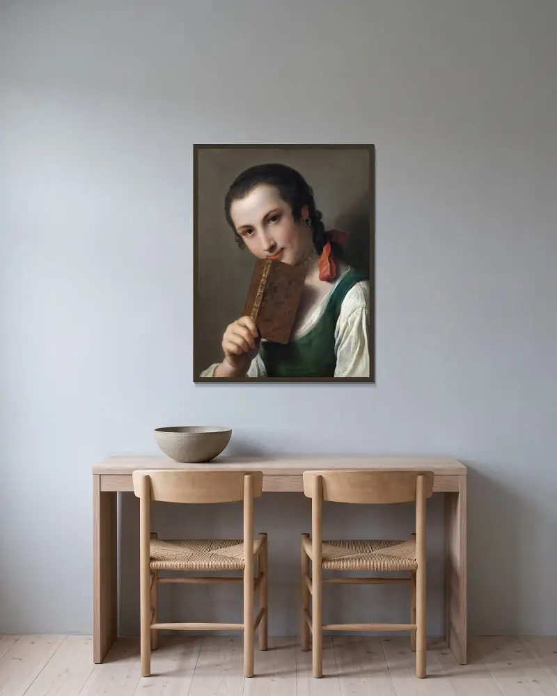 Junge Frau mit einem Buch von Pietro Rotari gerahmt an einer Wand