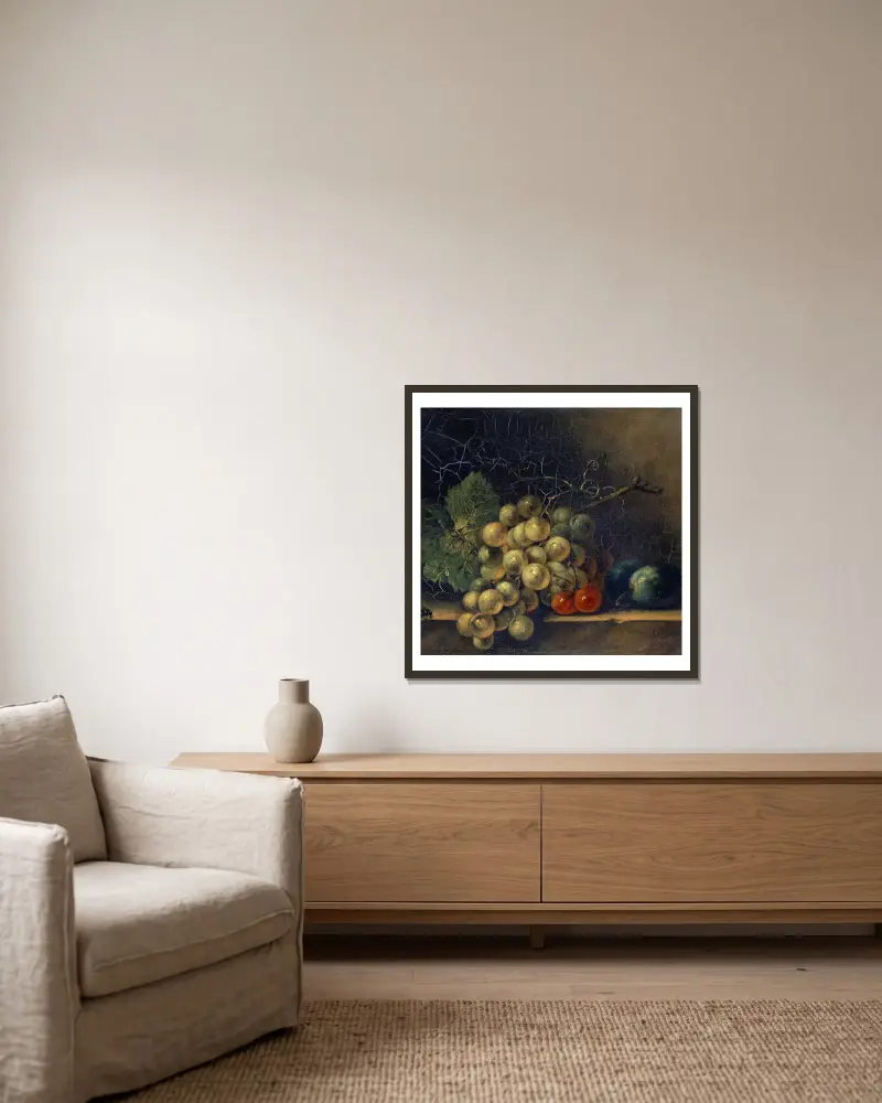 Stillleben mit Trauben, Steinobst und Fliege von Rachel Ruysch gerahmt an einer Wand