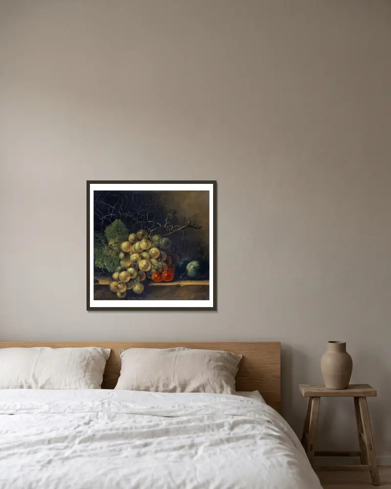 Stillleben mit Trauben, Steinobst und Fliege von Rachel Ruysch gerahmt an einer Wand