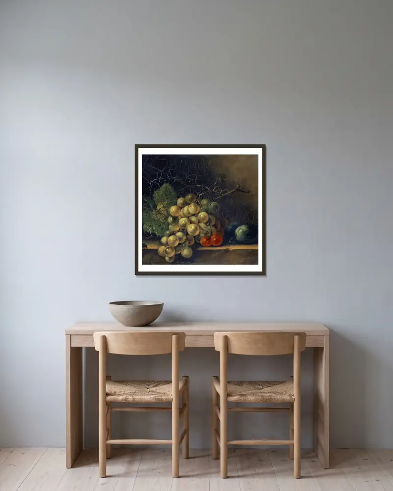 Stillleben mit Trauben, Steinobst und Fliege von Rachel Ruysch gerahmt an einer Wand
