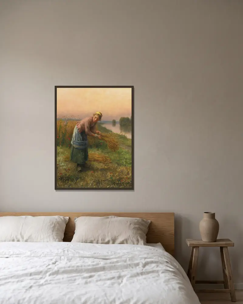 Die Ährenleserin von Daniel Ridgway Knight gerahmt an einer Wand