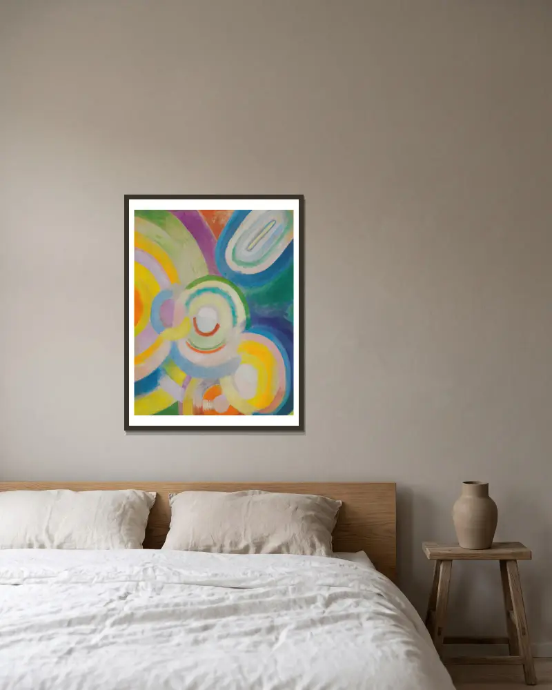 Farbige Scheiben von Robert Delaunay gerahmt an einer Wand