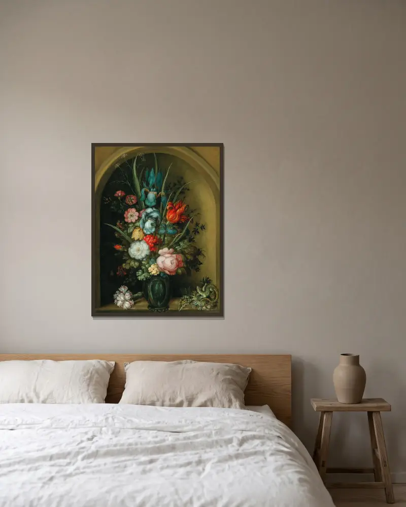 Blandade blommor i en glasvas med en ödla i närheten av Roelant Savery inramad på en vägg
