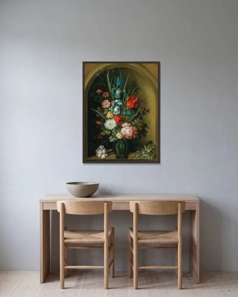 Blandade blommor i en glasvas med en ödla i närheten av Roelant Savery inramad på en vägg