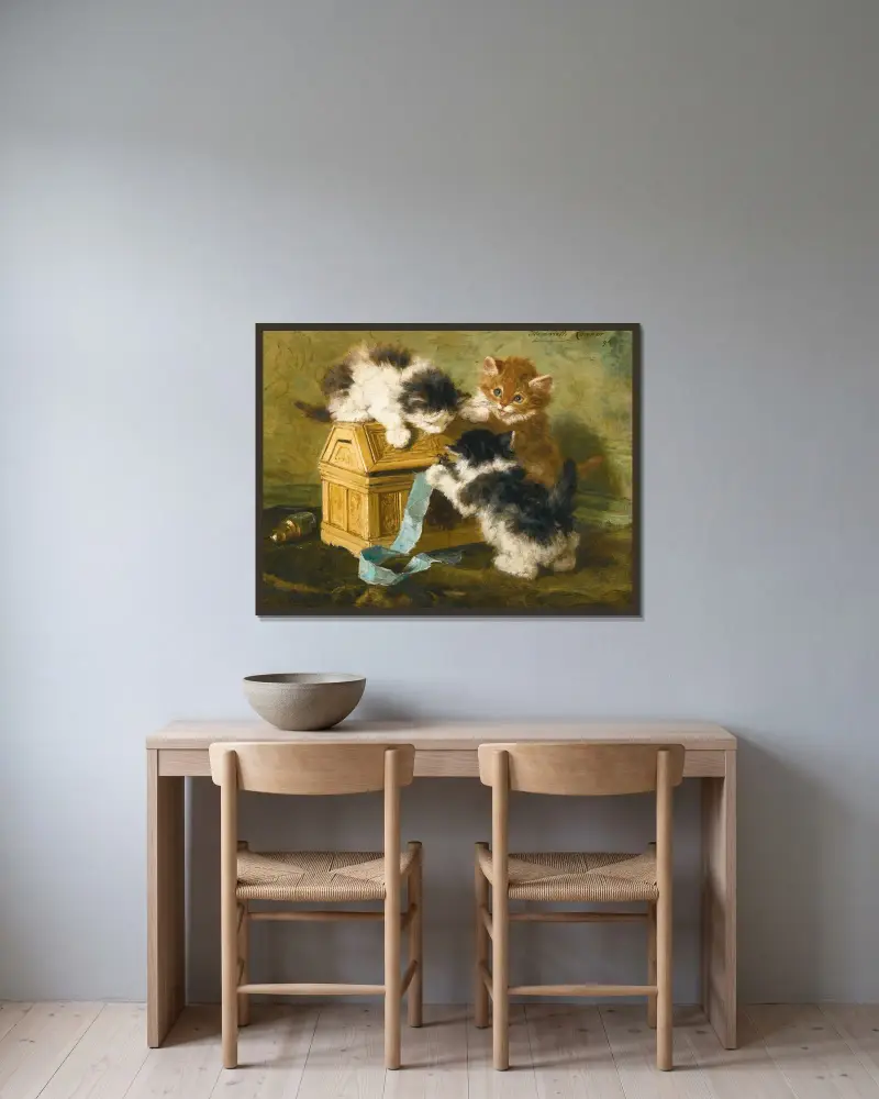 Tre kattungar med skrin och blått band av Henriëtte Ronner-Knip inramad på en vägg