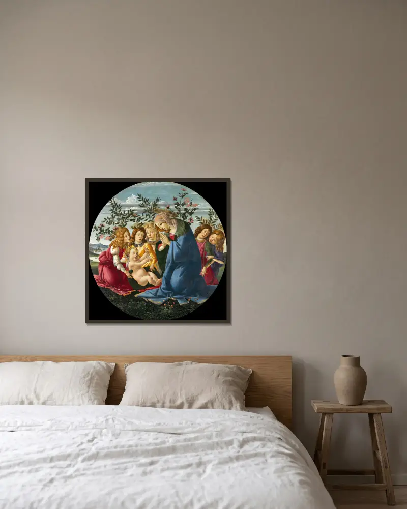 Madonna, das Kind anbetend, mit fünf Engeln von Sandro Botticelli gerahmt an einer Wand