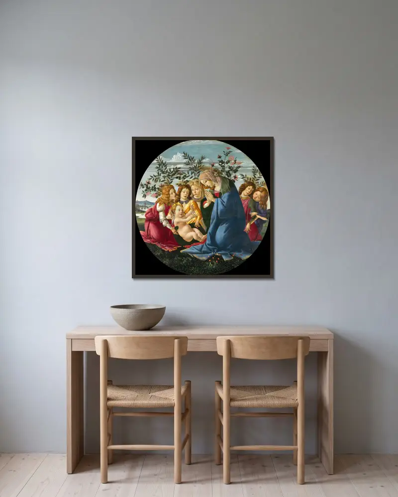 Madonna, das Kind anbetend, mit fünf Engeln von Sandro Botticelli gerahmt an einer Wand