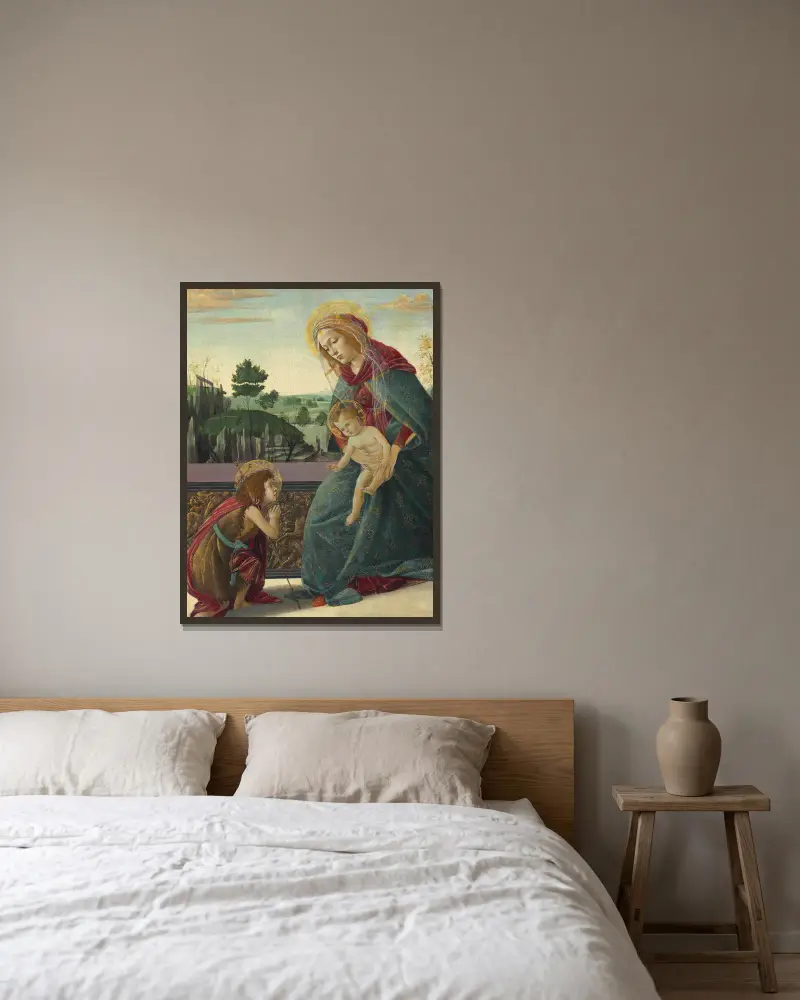 Madonna mit Kind und dem jungen Johannes dem Täufer – Nr. 1 von Sandro Botticelli gerahmt an einer Wand