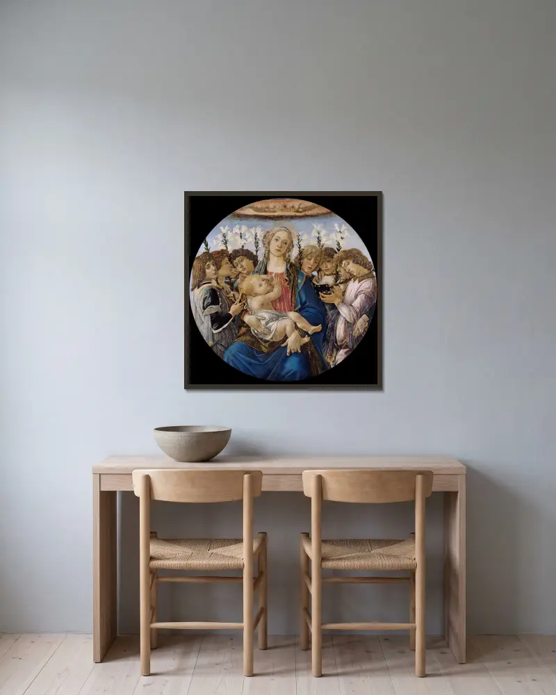 Mary with the Child and Singing Angels av Sandro Botticelli inramad på en vägg