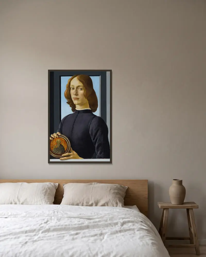 Portrait of a young man holding a roundel av Sandro Botticelli inramad på en vägg
