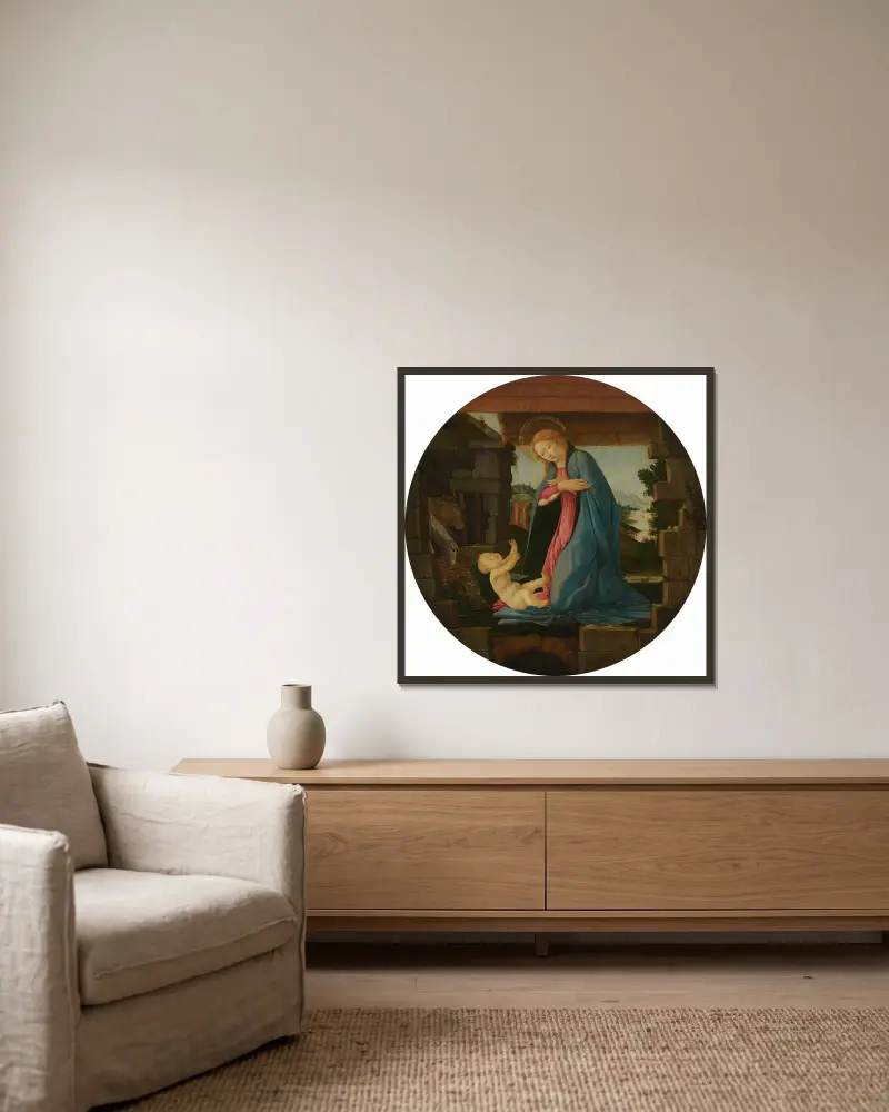 Die Jungfrau verehrt das Kind von Sandro Botticelli gerahmt an einer Wand