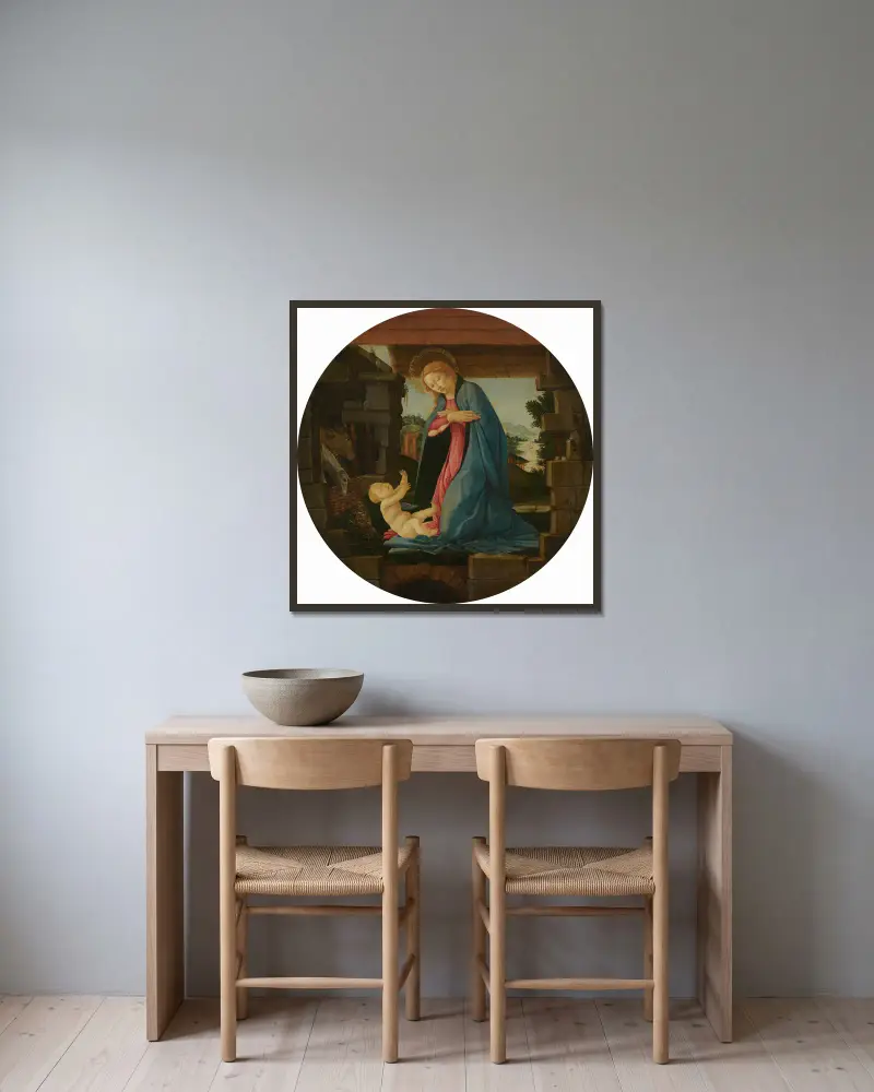 Die Jungfrau verehrt das Kind von Sandro Botticelli gerahmt an einer Wand