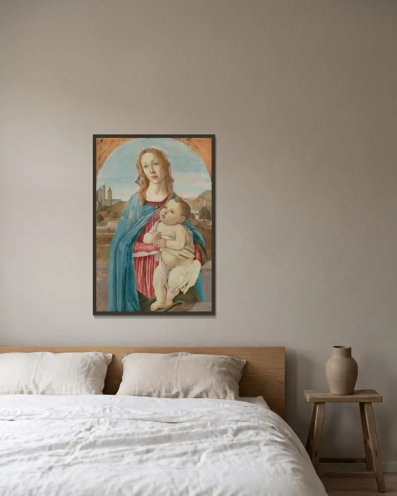 Virgin and Child av Sandro Botticelli inramad på en vägg