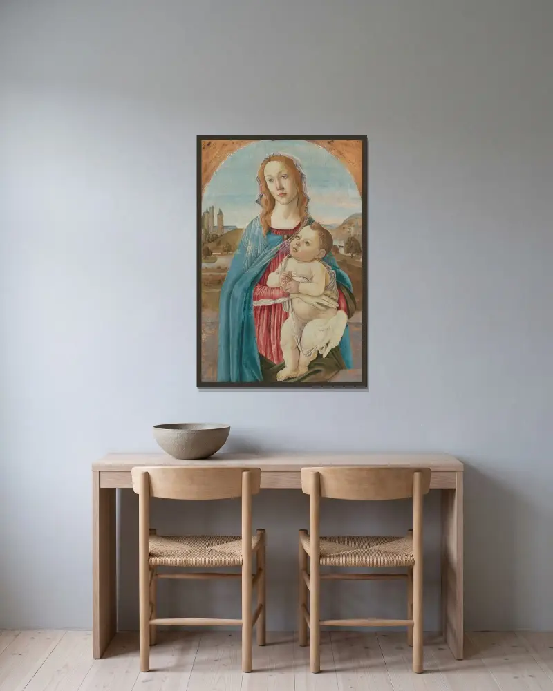 Virgin and Child av Sandro Botticelli inramad på en vägg