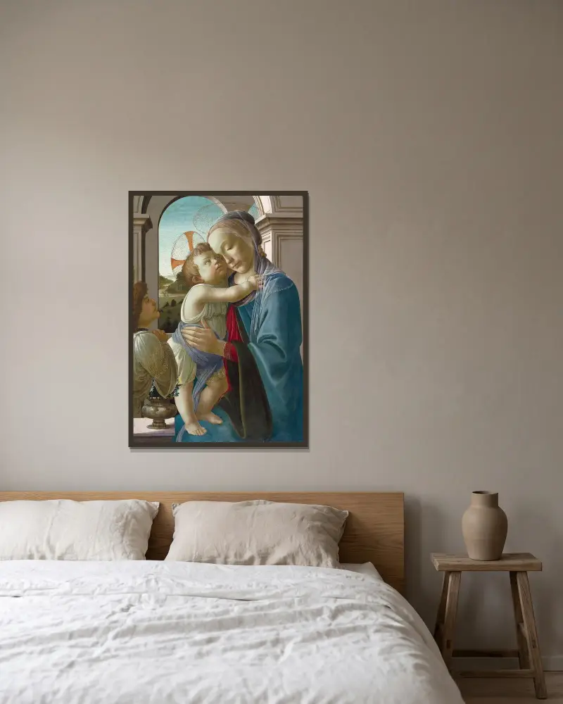 Madonnan med barnet och en ängel av Sandro Botticelli inramad på en vägg