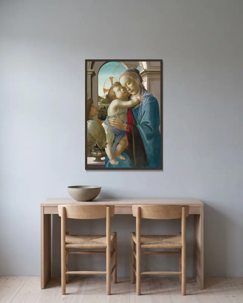 Madonnan med barnet och en ängel av Sandro Botticelli inramad på en vägg