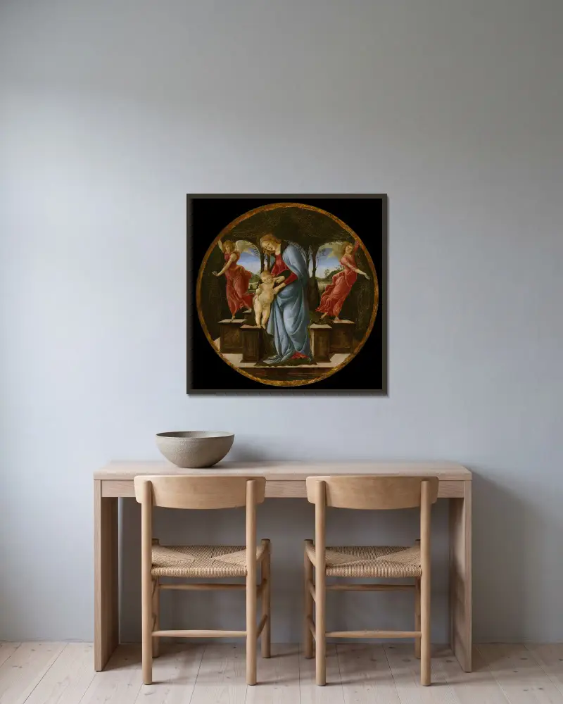 Virgin and Child with Two Angels av Sandro Botticelli inramad på en vägg