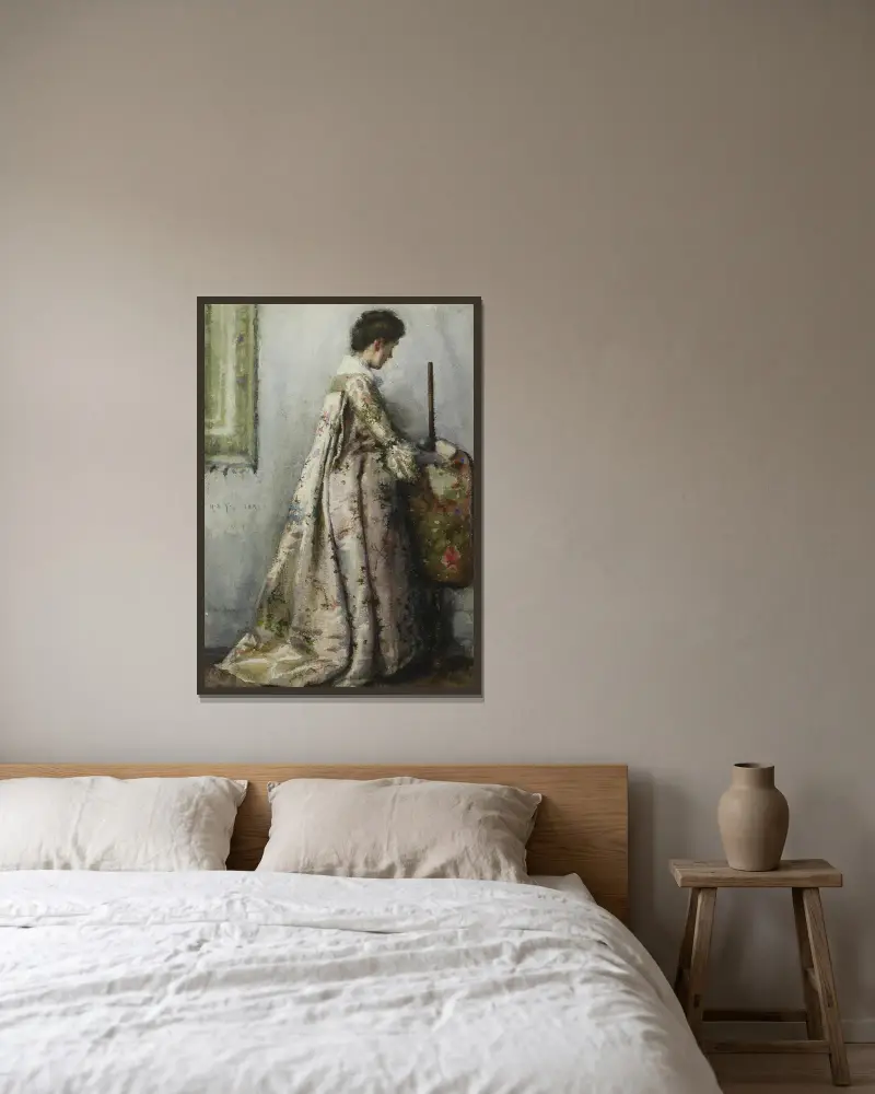 Das Seidenkleid, Porträt von Maria Tuke Sainsbury von Henry Scott Tuke gerahmt an einer Wand