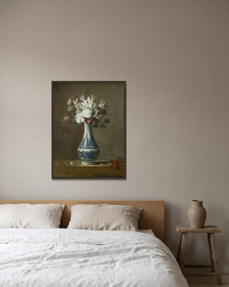 Blomsterstilleben i vas av Jean Siméon Chardin inramad på en vägg