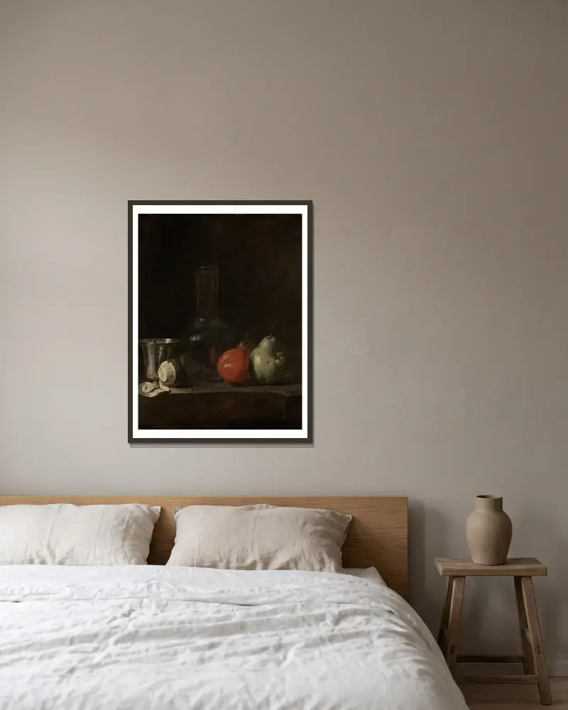 Stilleben med glasflaska och frukter av Jean Siméon Chardin inramad på en vägg