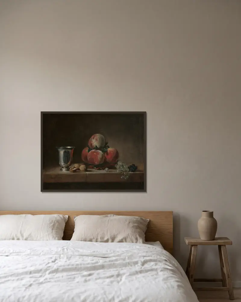 Stilleben med persikor, silverbägare, druvor och valnötter av Jean Siméon Chardin inramad på en vägg