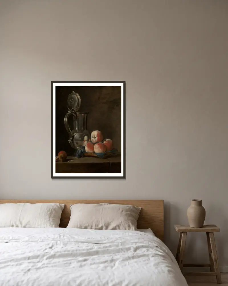 Stilleben med tenntillbringare och persikor av Jean Siméon Chardin inramad på en vägg