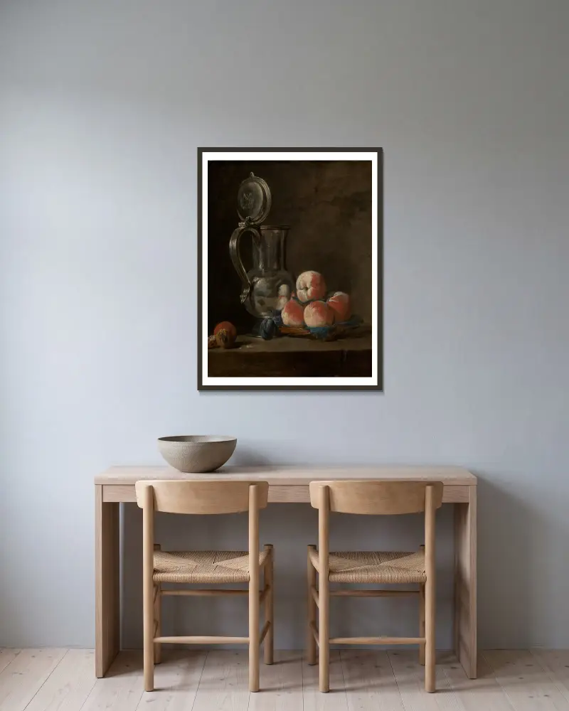 Stilleben med tenntillbringare och persikor av Jean Siméon Chardin inramad på en vägg