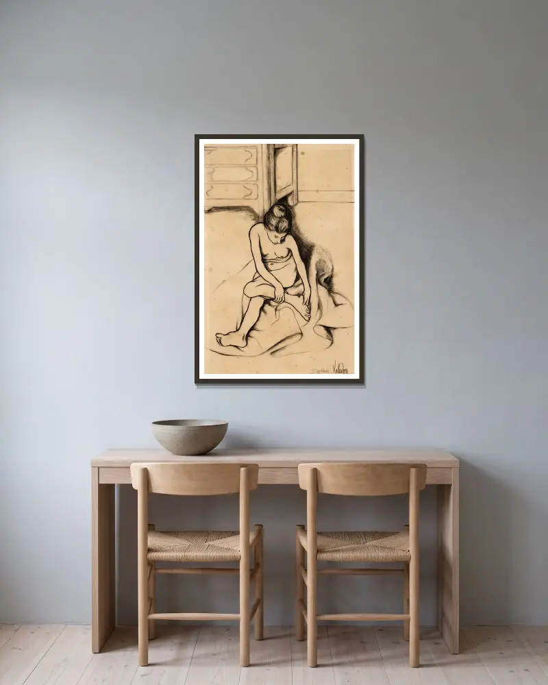 Kvinna sittande med foten i handen av Suzanne Valadon inramad på en vägg